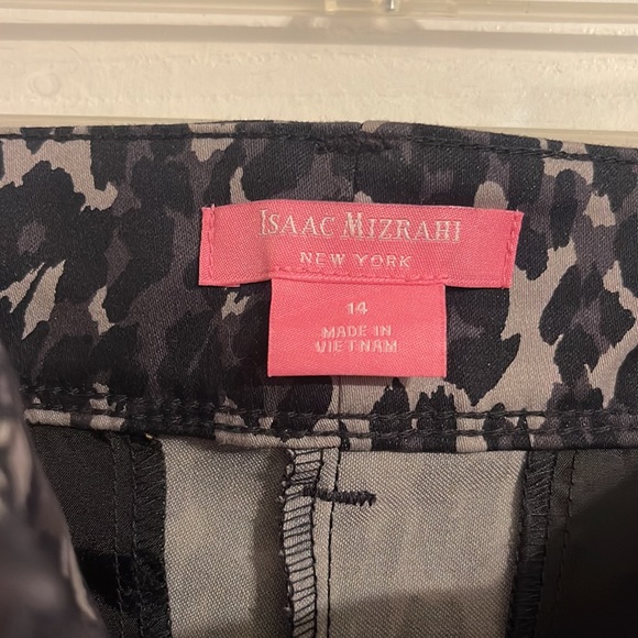 Isaac Mizrahi New York Distressed Leopard Stretch Trouser Shorts Size 14 - Picture 3 of 3